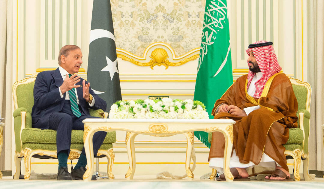 Saudi Arabia’s Crown Prince Mohammed bin Salman receives Pakistani PM Shehbaz Sharif at Al-Yamamah Palace in Riyadh. (SPA)